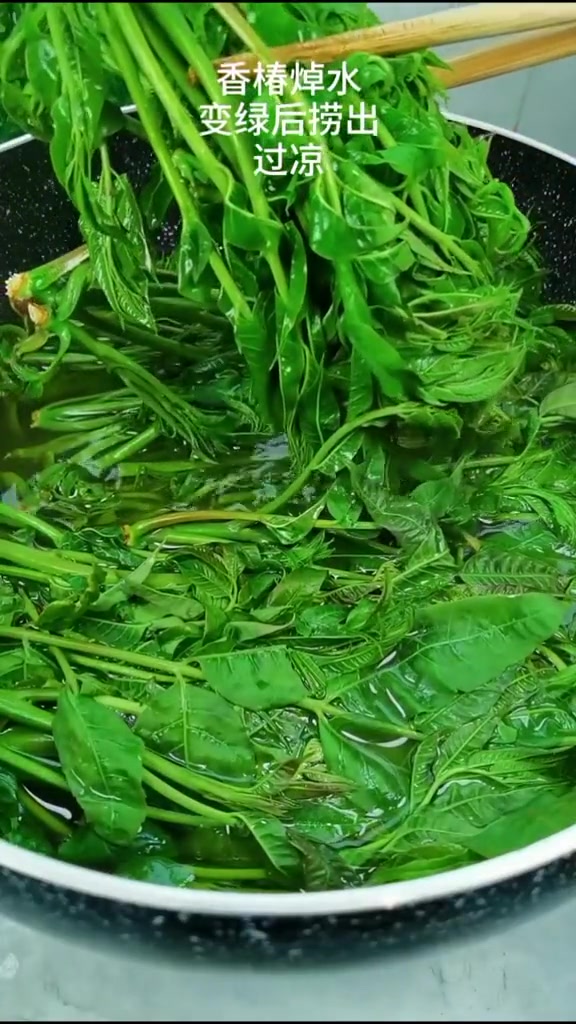 腌香椿这样做,拌面或夹着馒头吃,好吃到哭,还能长时间保存
