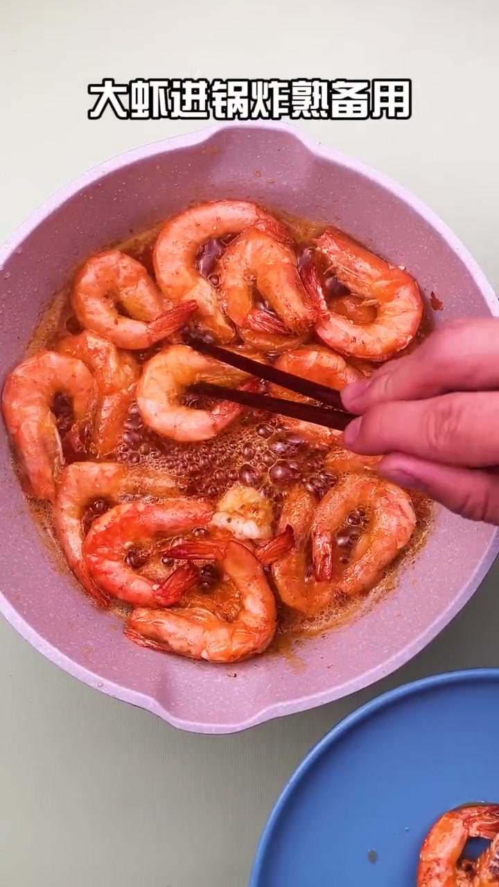 油炸大虾这么做,色香味俱全,好看又好吃,能把隔壁孩子给馋哭