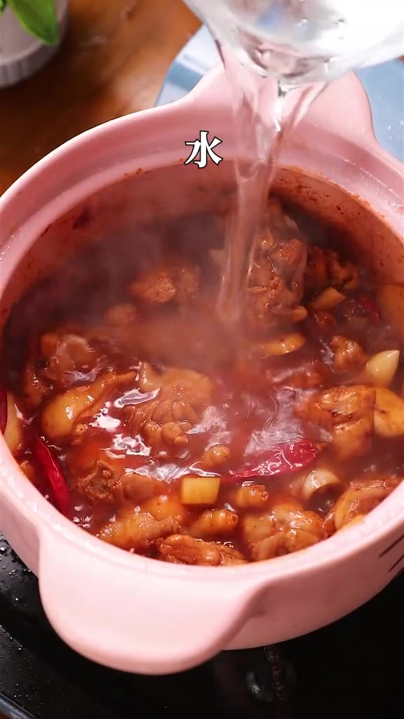香菇炖鸡家常做法,香浓嫩滑,色香味十足