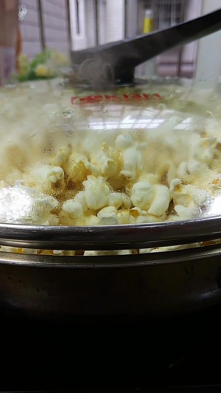 抹茶味的爆米花,酥酥脆脆很好吃,看电视剧的必备小零食