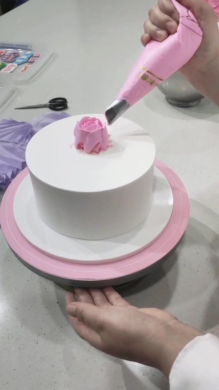 温柔粉紫色奶油蛋糕,制作过程相当赏心悦目,适合送给心仪女生!