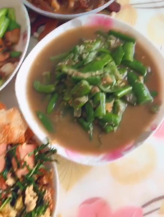 中午做的家常便饭韭菜鸡蛋炒烧饼,炒丝瓜,蒜苗炒肉,豆腐粉条