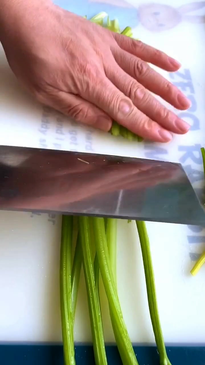 凉拌芹菜花生米,这样做芹菜更脆,花生米更入味!