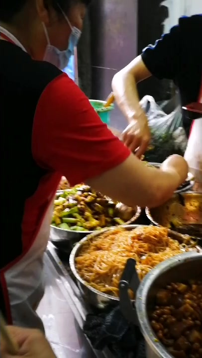 凉菜饭素菜10元 荤菜13元