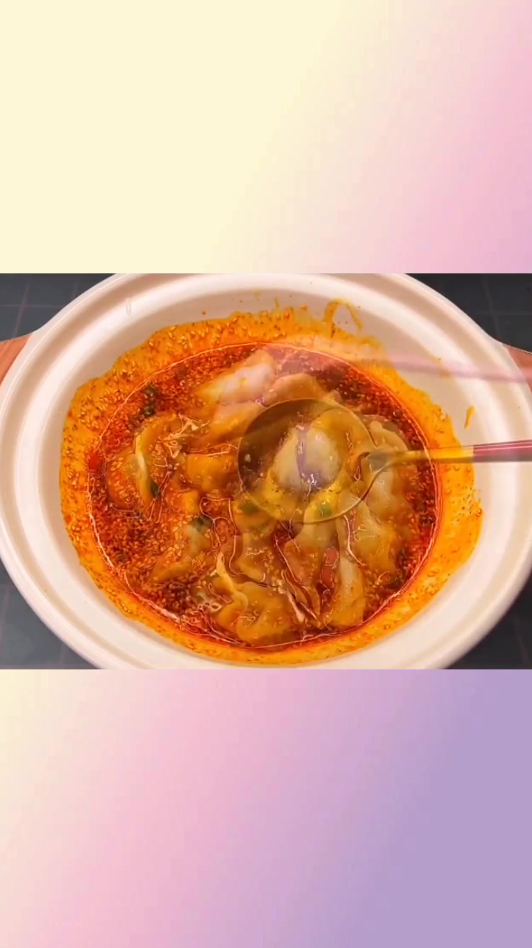 今日美食教程,水饺你只会清汤吗?来学学这款酸汤水饺香辣好吃!