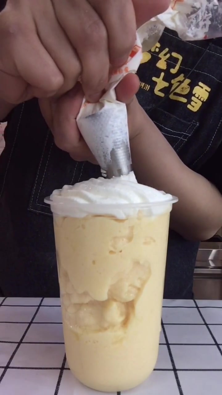 芒果搭配奶油做出来的奶茶简直不要太好喝,做法简单,一口超过瘾