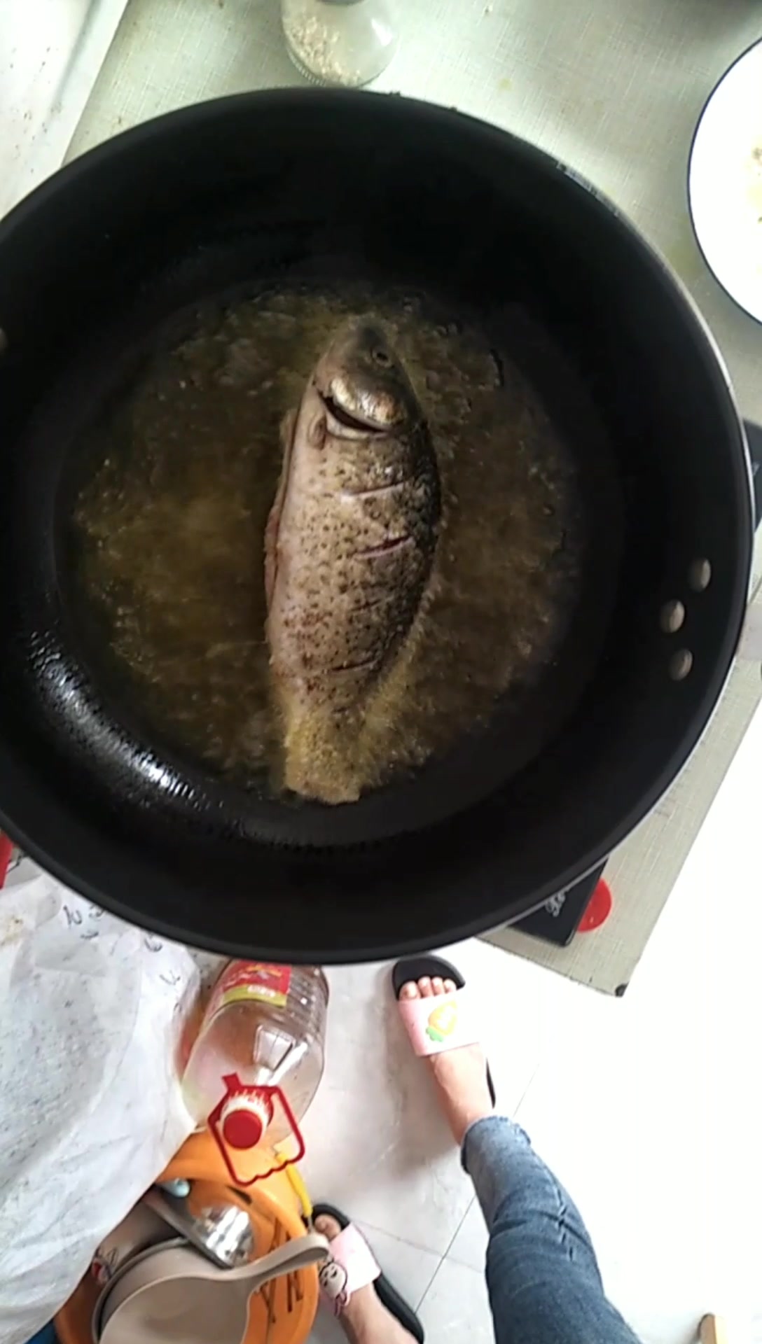 红烧鲫鱼的家常做法,香辣可口肉质鲜嫩,关键是够辣,辣除鱼腥味