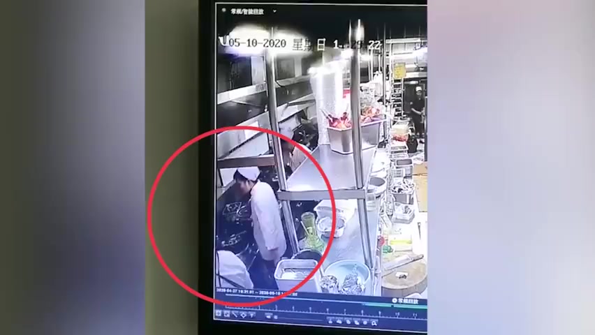 【厨师向炒菜锅吐口水被监控拍下 当事人:嗓子不舒服吐在地上】5月10日,陕西西安的郑先生在