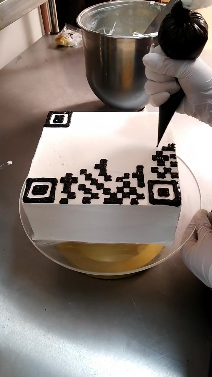 大厨男友送我的生日蛋糕,上面的二维码,到底是什么意思?
