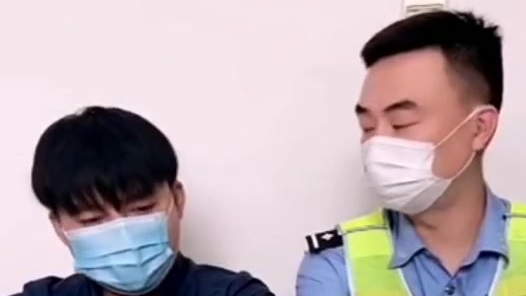 【安全头盔有多重要?鸡蛋告诉你】近日,一段由株洲交警制作的砸鸡蛋趣味视频在市民朋友圈中刷屏