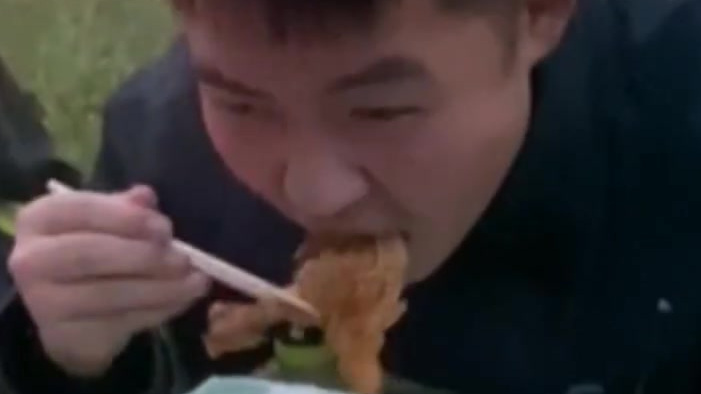  【“小胖子,你这是第几盒饭了?”】灭火的时候顾不上吃顾不上喝,看把小胖饿成什么样了多吃点