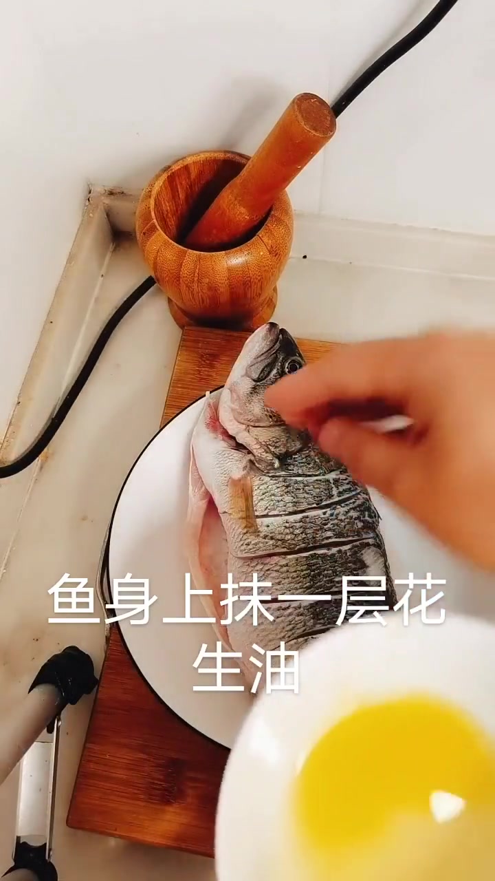 清蒸鲈鱼千万不要放料酒和盐,正确做法,鲜嫩多汁,不柴不腥!