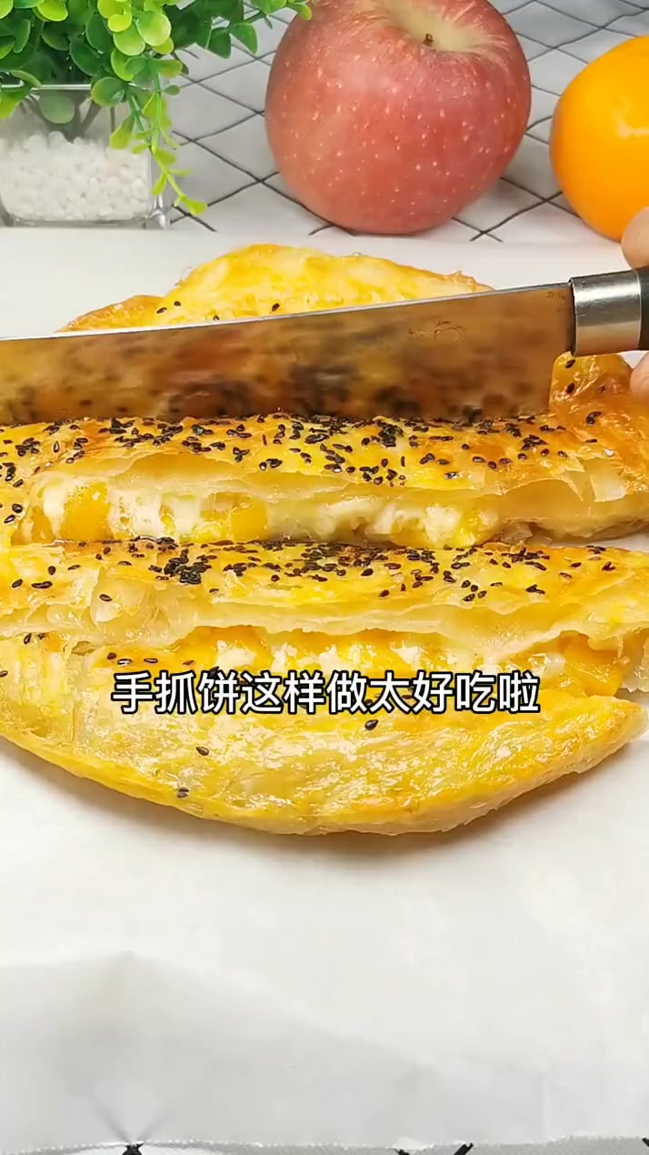 手抓饼这样做,外层金黄酥脆,里面是浓浓芝士爆浆,香味扑鼻而来