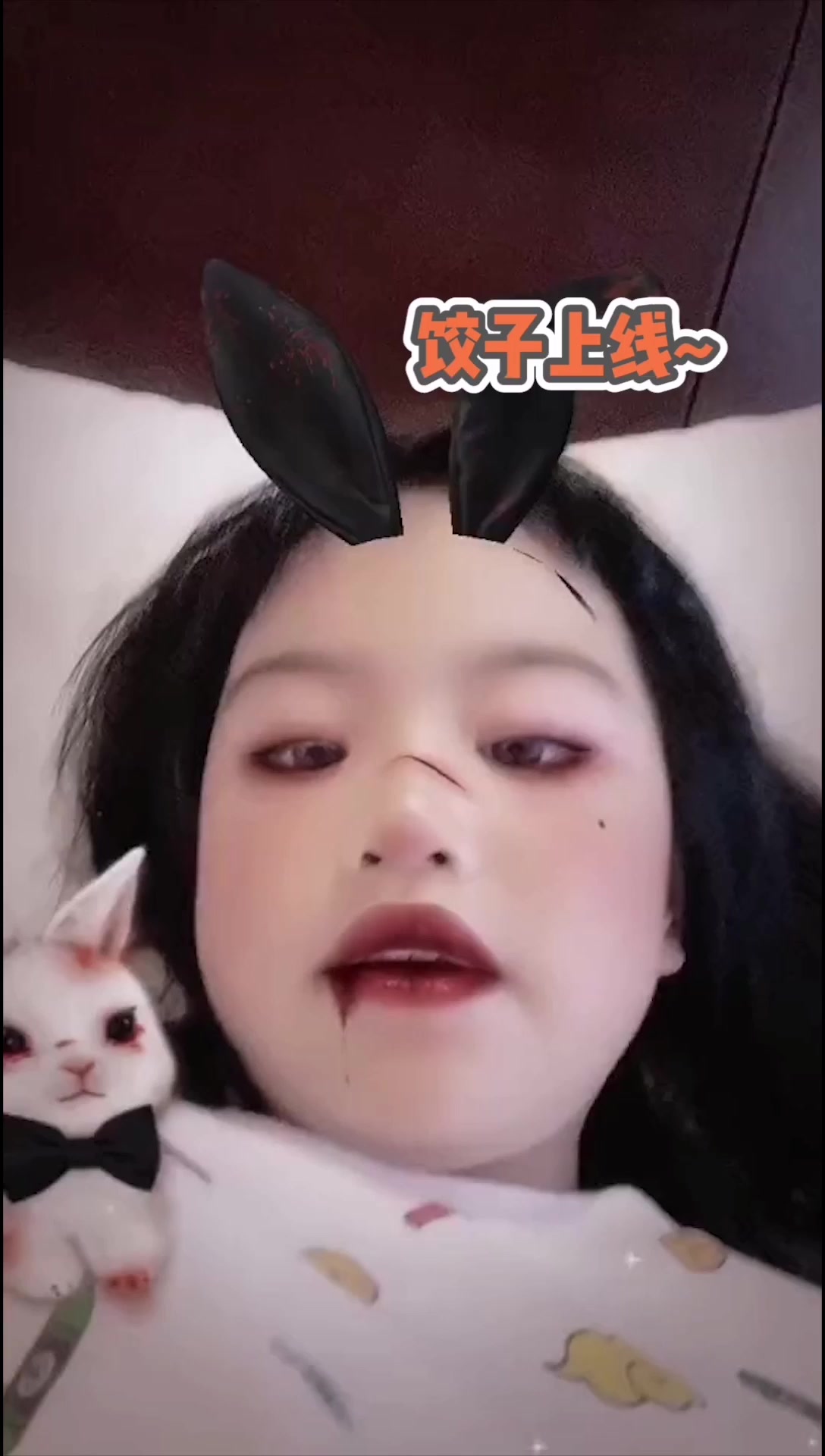好可爱!饺子晒自拍变身小恶魔,颜值在线还能自己加话题