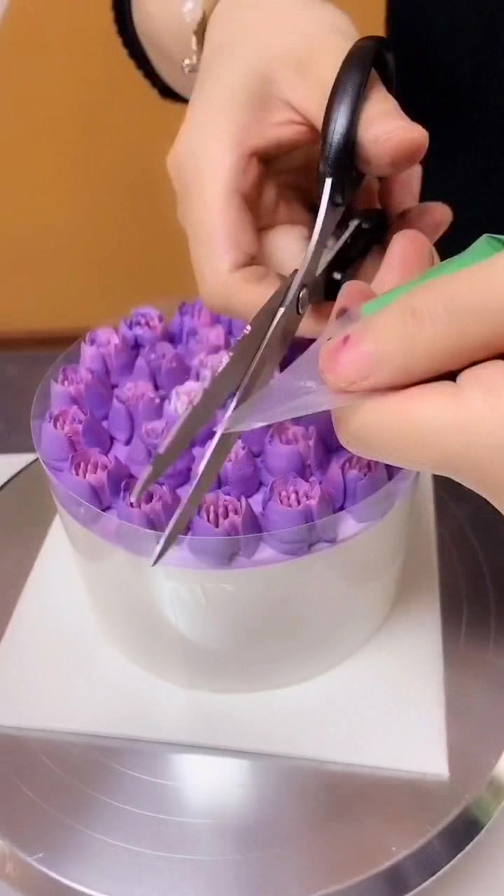 浪漫紫玫瑰花束奶油蛋糕,闺蜜说:谁要送我个,马上和他原地结婚