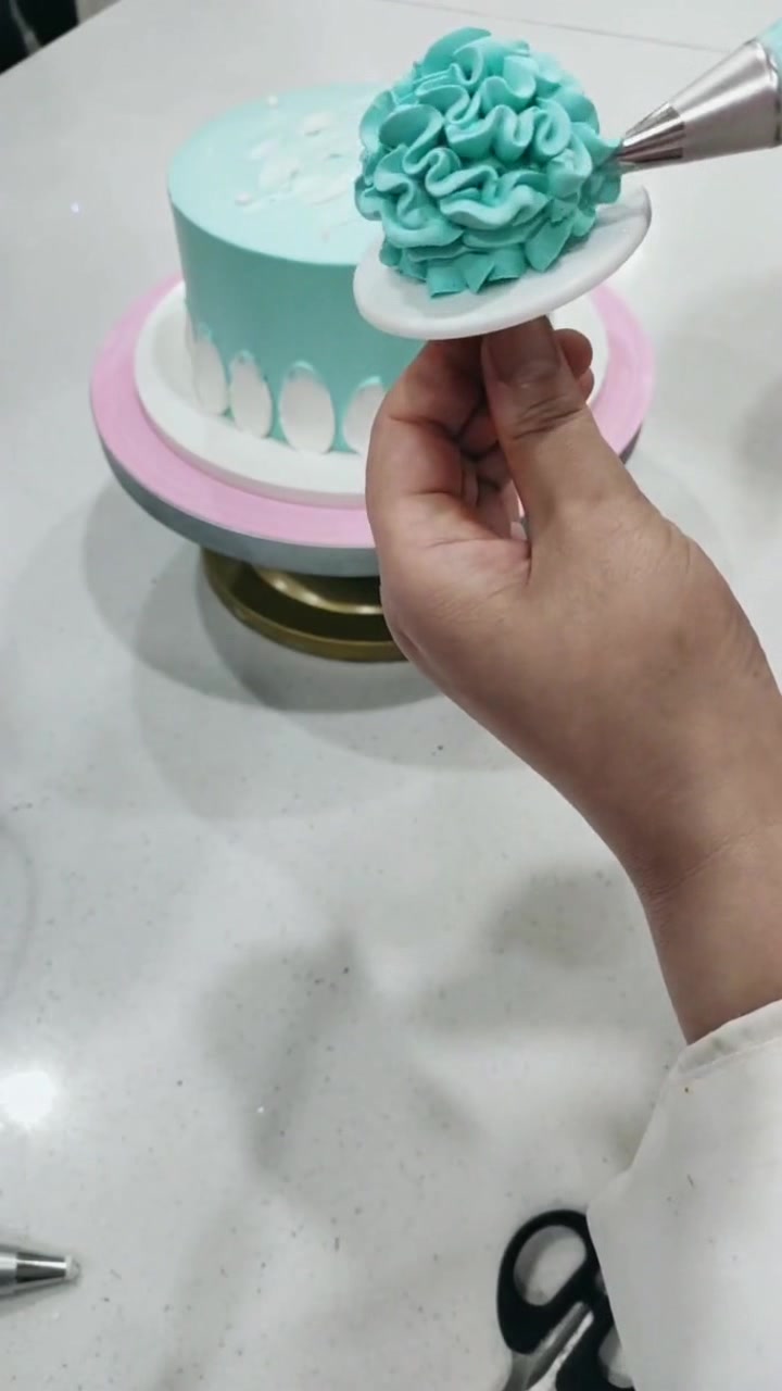 浅蓝色奶油蛋糕,温柔淡雅的康乃馨,配色和设计太绝了,好好看!