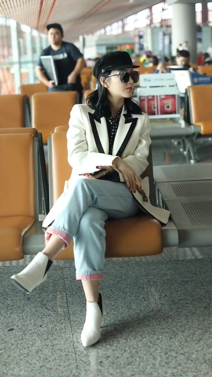 景甜现身机场候机厅,头戴黑色鸭舌帽,大框眼镜也太萌了吧!