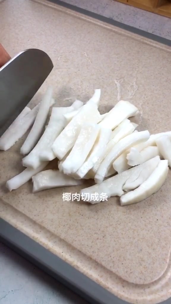 简单易做的椰子鸡汤,不加盐汤都是甜的!