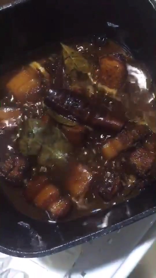 红烧肉,毛豆雪菜炒肉丝,干锅包心菜,丰盛的晚餐,体重又要……
