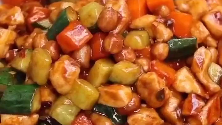 【简单易做家常菜:宫保鸡丁】鸡肉鲜美入味,搭配黄瓜、胡萝卜、花生米,清新脆爽,营养丰富!