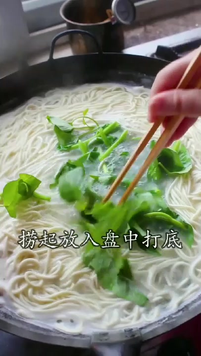 重庆小面的杂酱面制作完成。