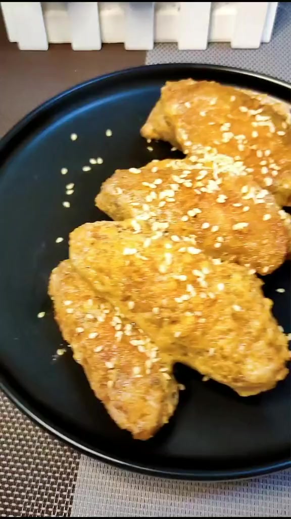 炸鸡翅本来就够好吃了,再配上沙沙的咸蛋黄,味道真是绝了!