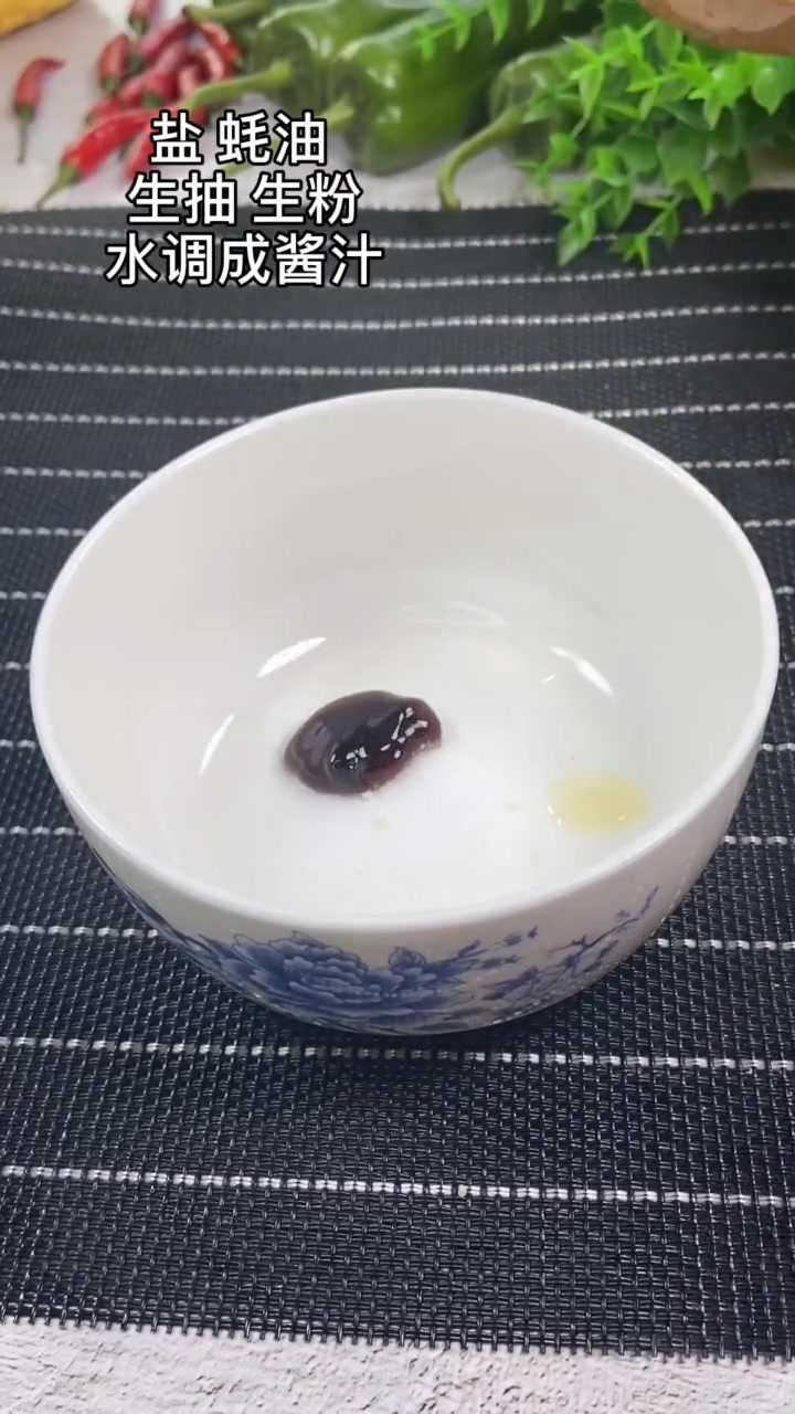 青椒木耳炒鸡蛋,营养好吃,做法又简单。全家都喜欢吃