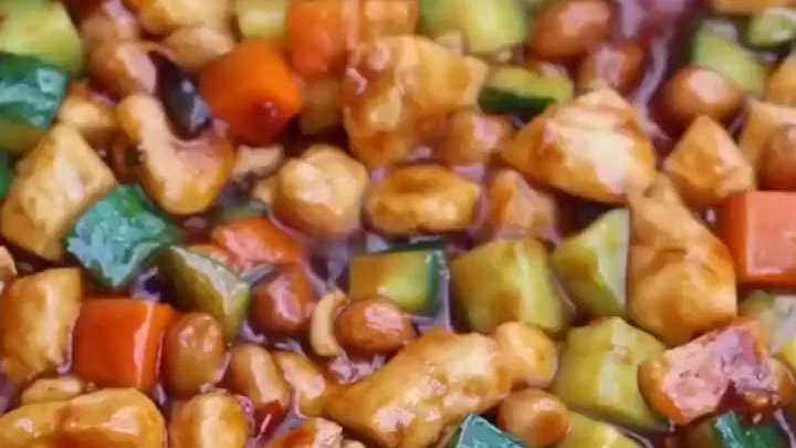 【简单易做家常菜:宫保鸡丁】鸡肉鲜美入味,搭配黄瓜、胡萝卜、花生米,清新脆爽,营养丰富!