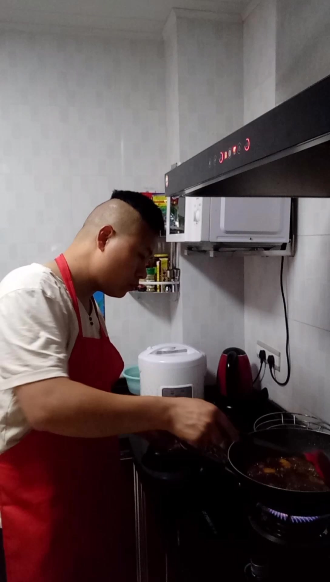 干豆角焖五花肉,小伙配1大碗米饭,一顿狂吃,美滋滋