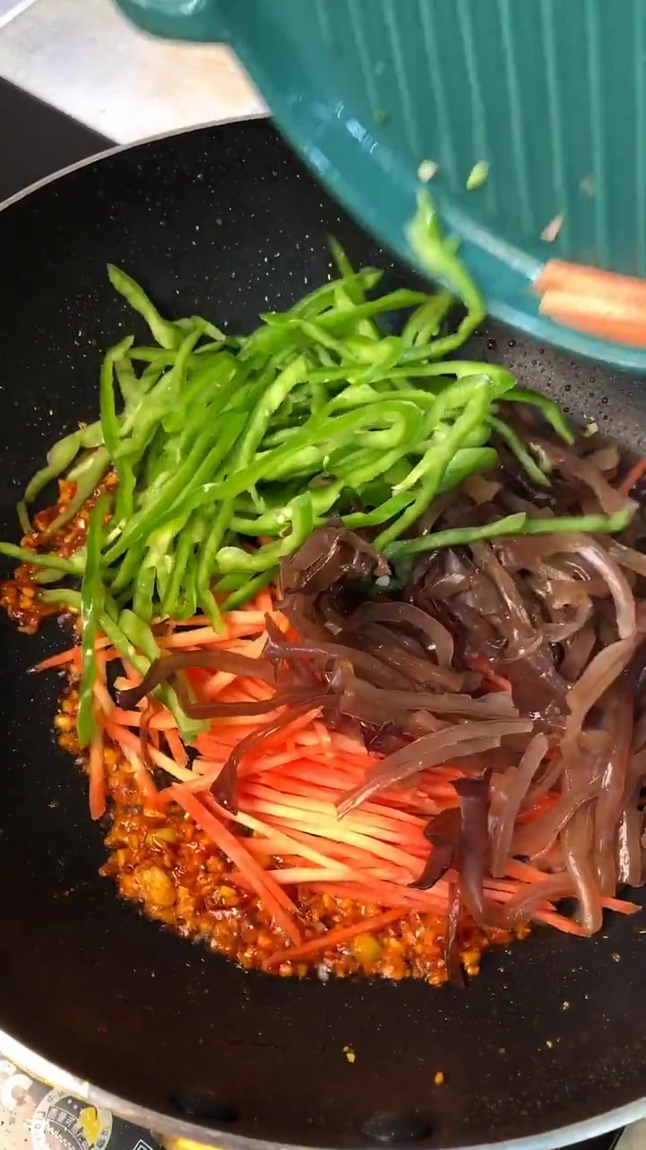 经典的鱼香肉丝,做法简单好操作,配着刚蒸的大米非常下饭