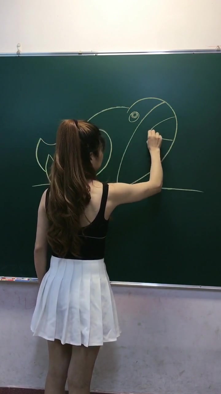 幼儿园身材很好的幼师,穿着短裙画鲨鱼,这谁看完能不迷?