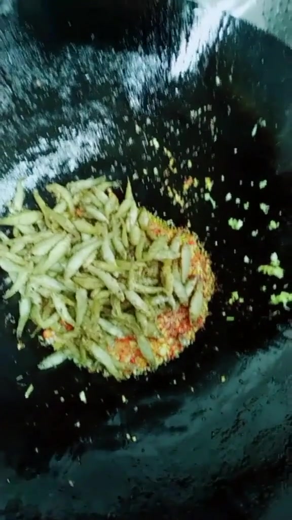 青椒炒小鱼仔,吃起来香酥入味,美味可口!