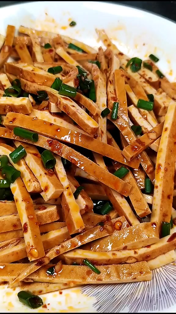 天气越来越热,凉拌豆腐干下稀饭安逸得很!