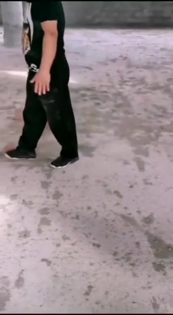 不知道骨头和砖头比谁更硬看得我心里只打颤