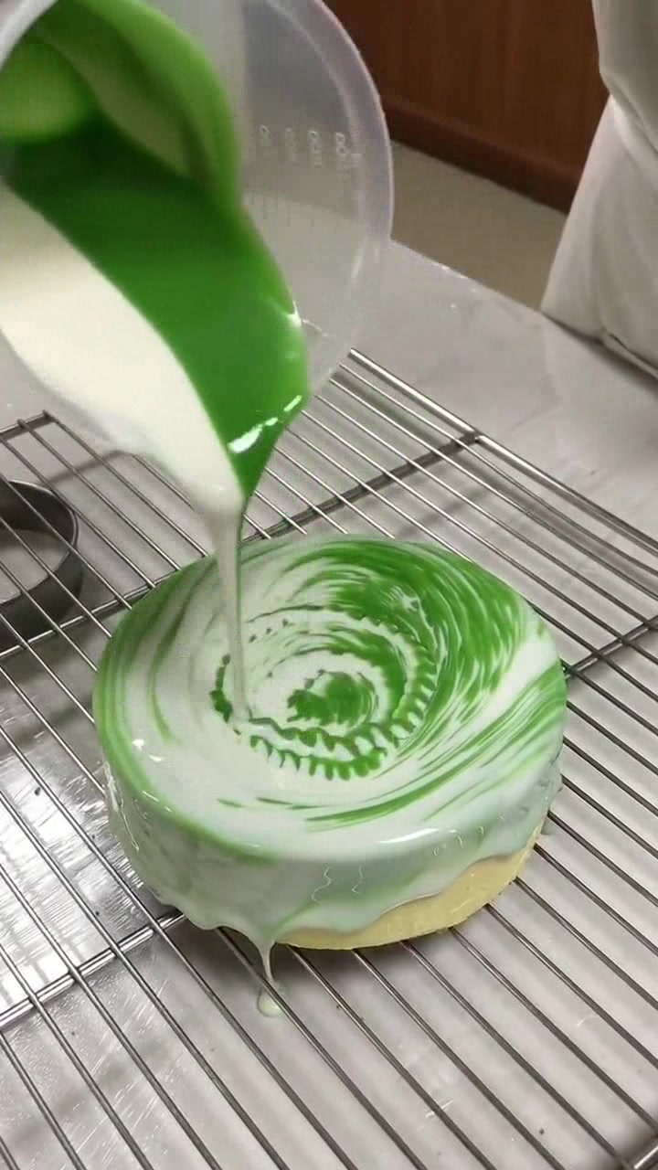 阿尔卑斯糖果淋面蛋糕,别说还挺好看的,就是不知道味道怎么样?