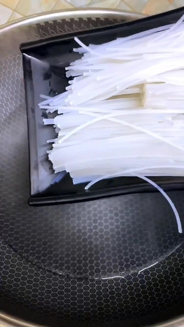 甘蓝炒粉条,炒起来很简单,没有你想的那么难,动手做做就知道了