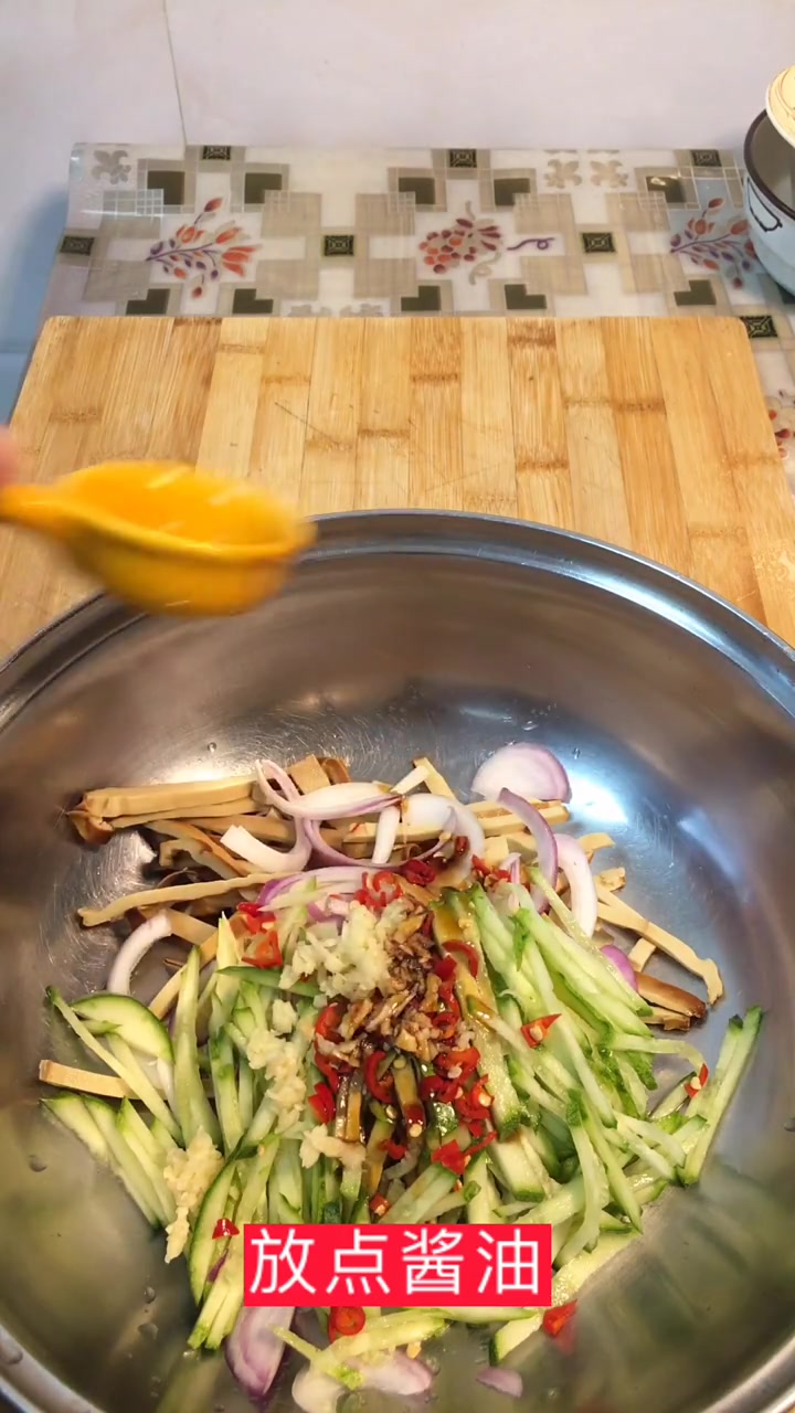 豆腐干切条,黄瓜切丝,浇上料汁一起凉拌,比炒着吃爽口