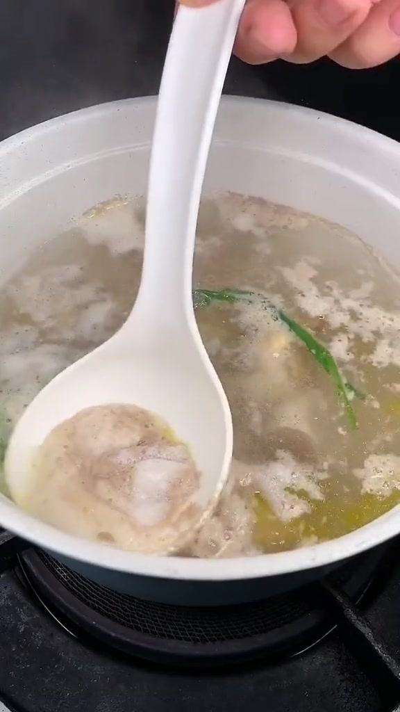 这样的虫草花炖母鸡汤,肉质软烂,汤汁鲜美!大补!