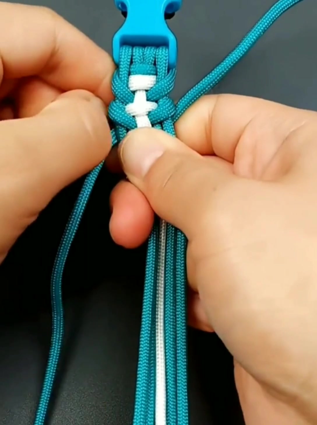 插扣鱼骨纹手链,全程慢动作,编法简单,喜欢的赶紧试试吧