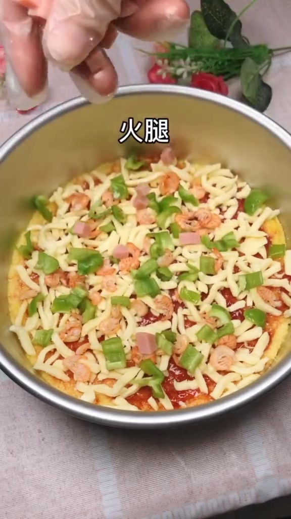 用两个鸡蛋,一点剩饭一个烤箱也能做出美味的披萨哦