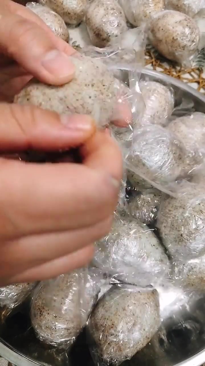 腌鸭蛋别用盐水泡,这样腌制个个红心流沙溢油,吃完还得舔手指!