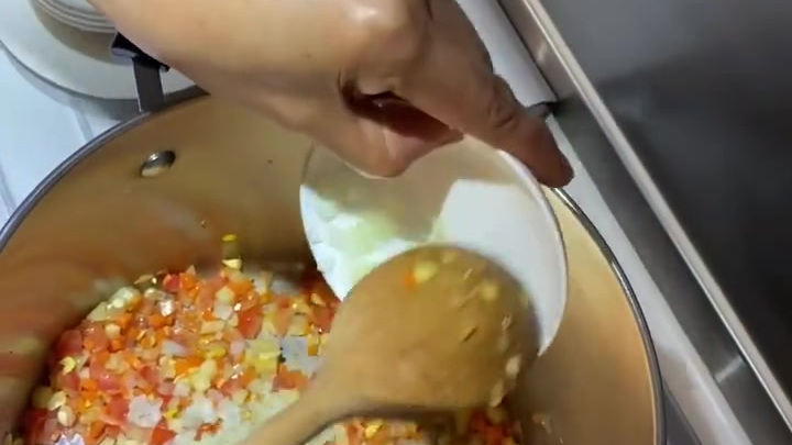 跟大家分享我的食谱^^之前在直播時提过的我常喝的卷心菜汤,當我不想吃太多的时候,可以把它當