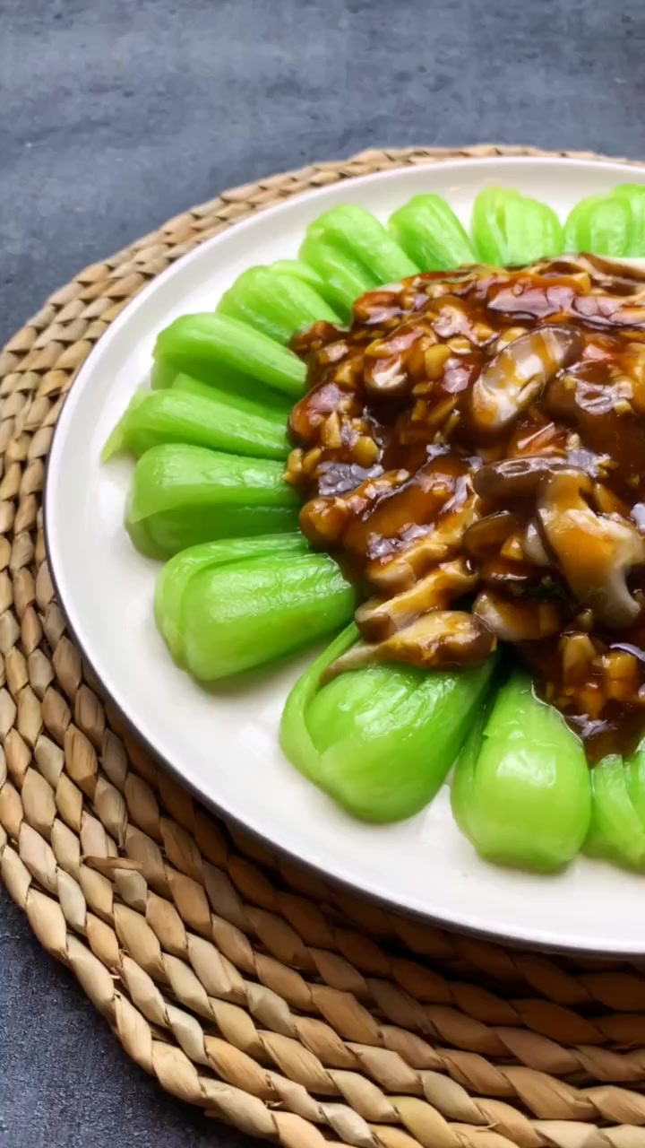 百吃不腻的香菇青菜,两种素食完美的搭配在一起,征服你的味蕾