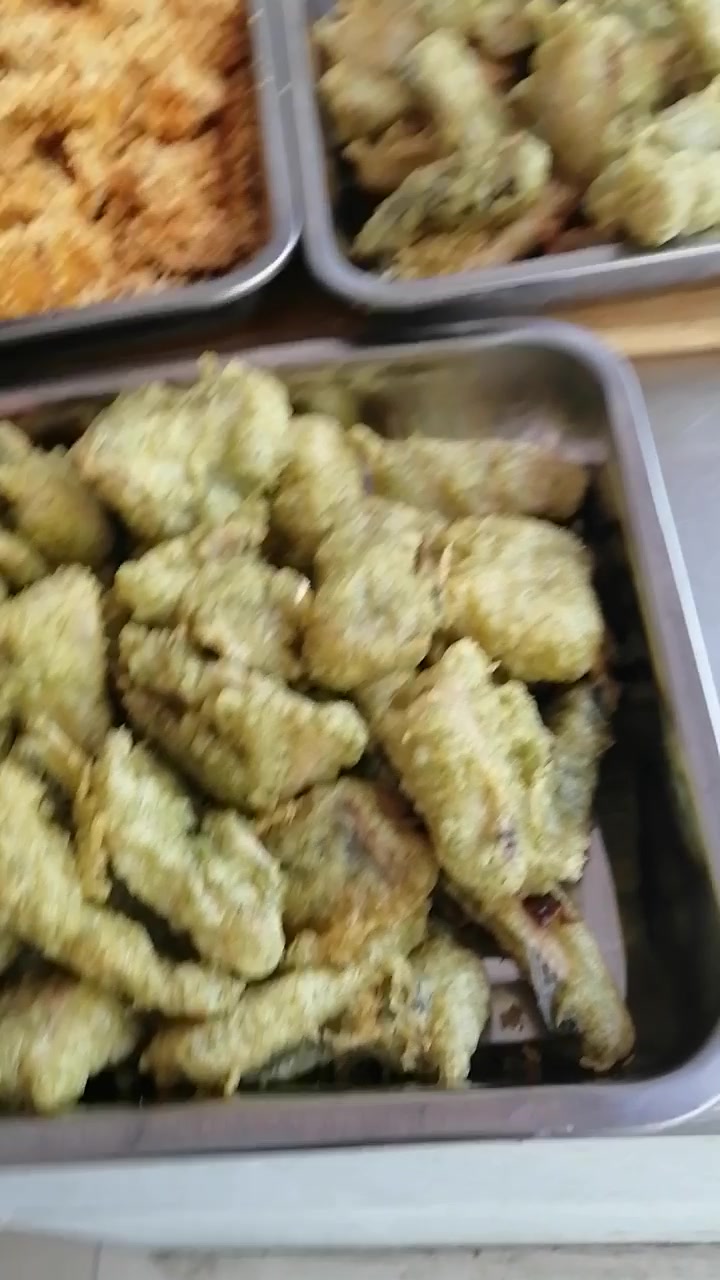 炸好的黄金鳕鱼和苔菜脆皮小黄鱼