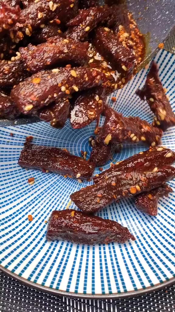 烧烤味的牛肉干,没事来两口,还很下酒,学会不要出去显摆