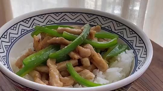 【青椒肉丝盖饭】好吃简单快!嘻嘻(^.^)