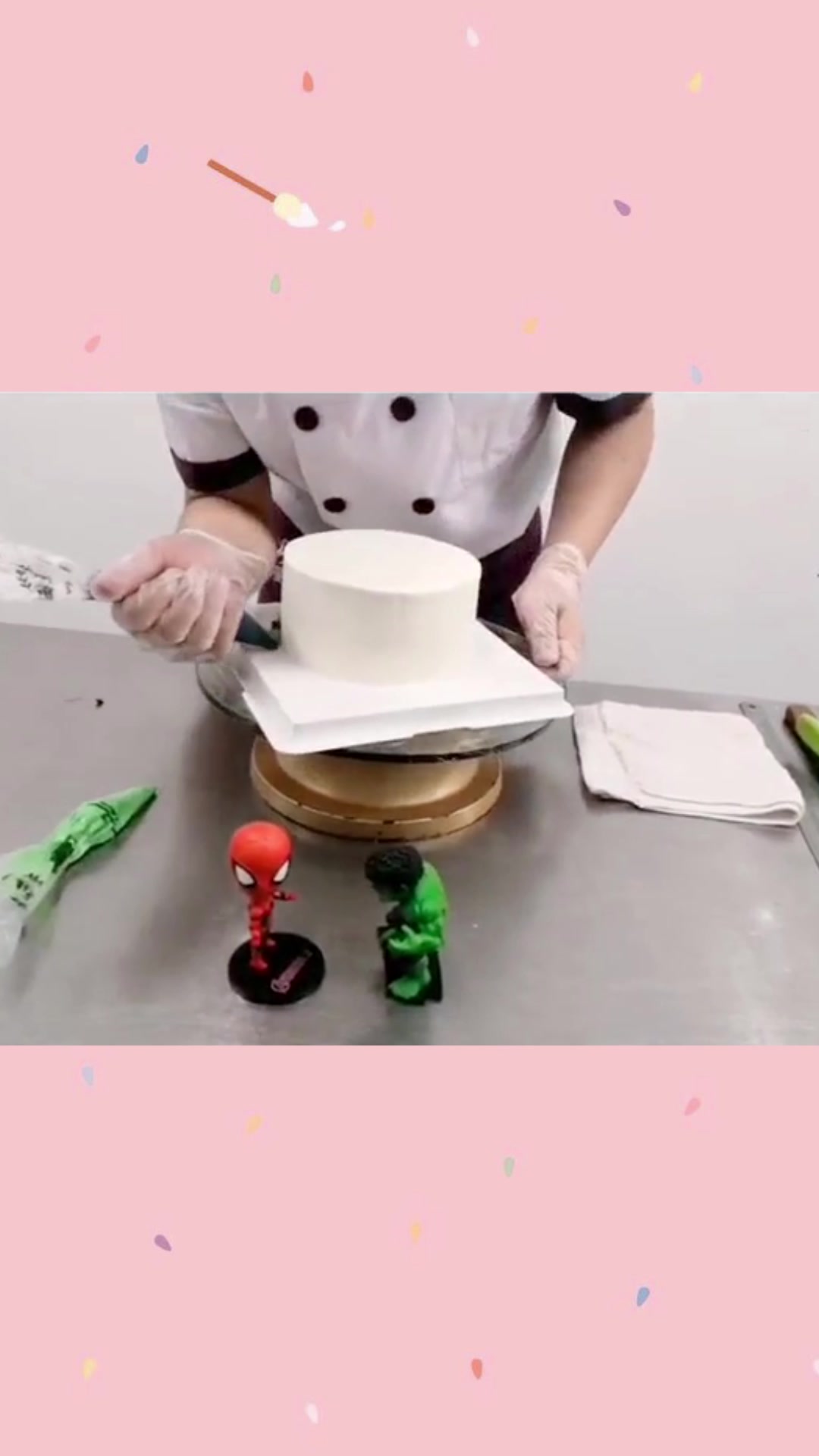 原来绿巨人蛋糕是这样做出来的,无意间拍到,真是长见识了!