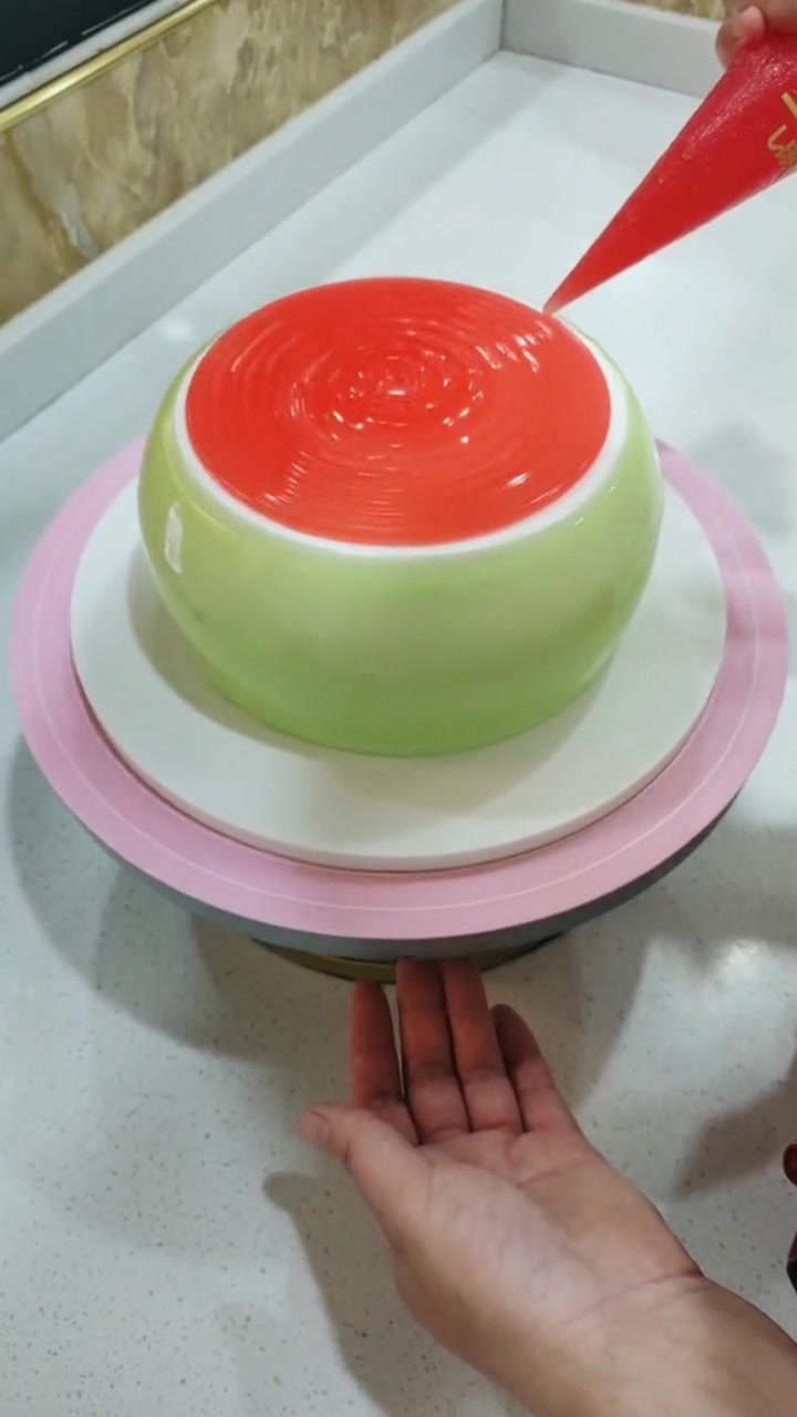 哈哈哈!看这速度,师傅仿佛一个没有感情的裱花机器,认真又可爱