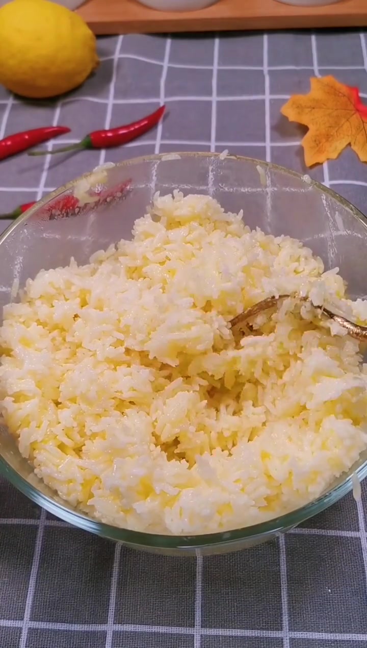 每天吃剩的饭不要浪费,这样做的炒饭也能吃出高大上
