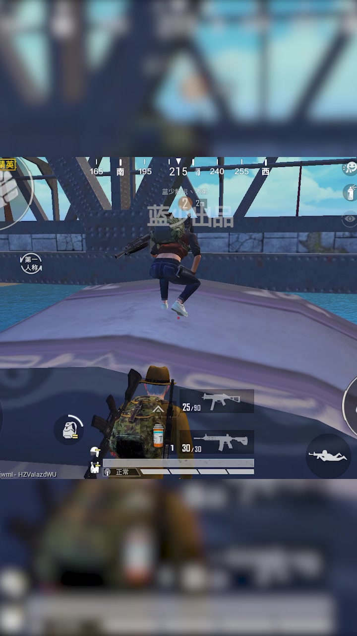 和平精英:小黄鸭隐藏玩法,跳到小黄鸭身上,与小黄鸭一起游海岛